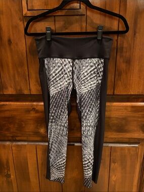 🩶 Hottie Yoga Wear Reversible Patterned Black & Gray Capri Leggings